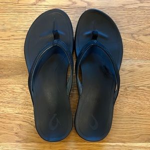 Barely worn black leather Olukai sandals.